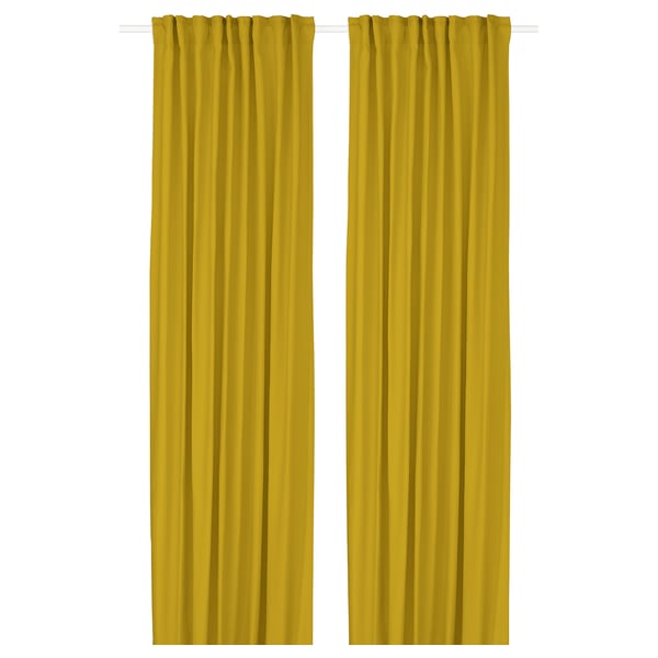 Duas cortinas amarelas pendem retas, atingindo todo o comprimento com fita de cabeçalho no topo, oferecendo estilo vibrante e privacidade.