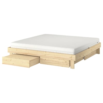 GLAMBERGET: cama extensível de madeira clara com colchão branco. Armazenamento e bandejas embaixo da cama.