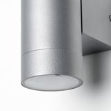 Luminária externa moderna com design elegante em aço inoxidável, emitindo um brilho quente.