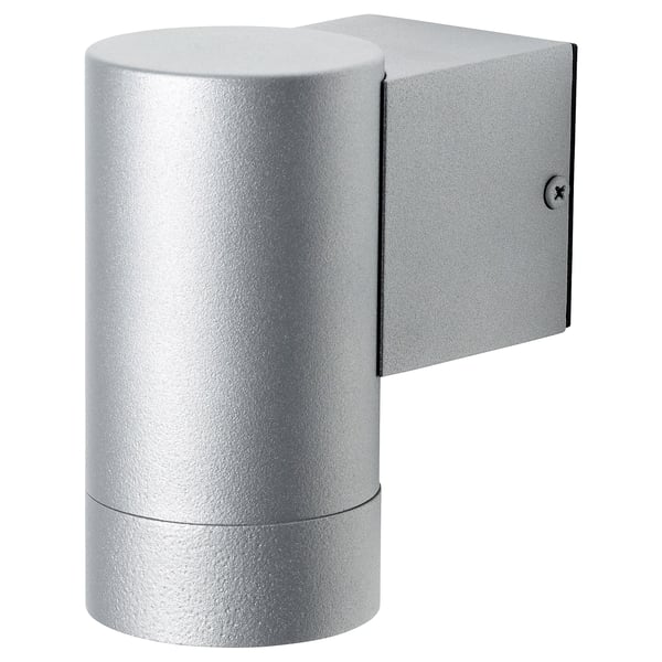 Uma luminária de parede externa prateada, GRÖNSPRÖT, com uma forma cilíndrica elegante e resistente à umidade.