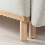 Sofá-cama moderno com pernas de madeira robustas e design limpo, oferecendo conforto e funcionalidade.