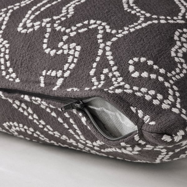 Capa de almofada tecida em preto e branco, fecho de zíper.