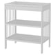Um trocador GULLIVER branco, com três prateleiras para arrumação, uma superfície superior lisa e ripas de madeira verticais resistentes.