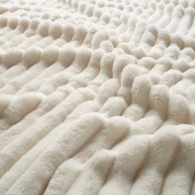 Ikea GULLSTRÅLE, cobertor de cor creme, macio e fofo, retangular, dobrado ordenadamente, mostra detalhes de costura.