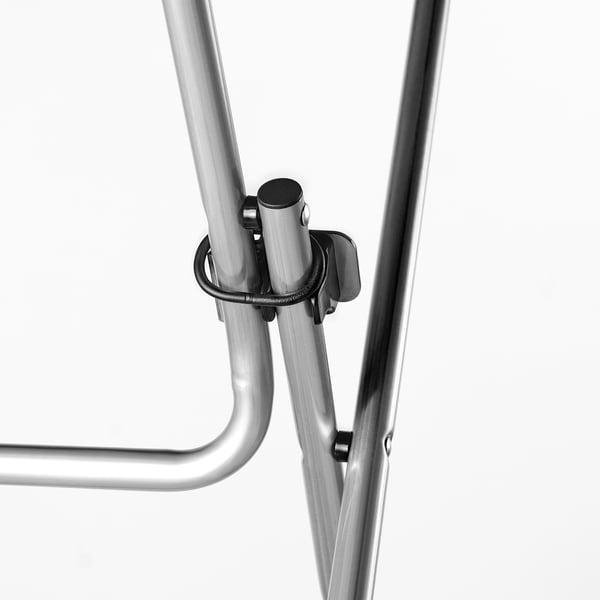 Junta de mesa de metal dobrável com trava de plástico preto, design robusto, garante estabilidade.