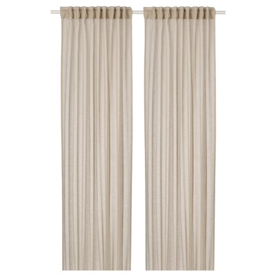 Cortinados transparentes HÄLLEBRÄCKA bege claro, dobrados em dois painéis, pendurados verticalmente, feitos de poliéster reciclado.