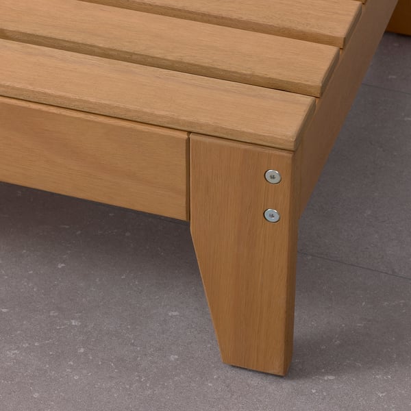 Detalhe do banco de madeira: eucalipto robusto e liso com parafusos visíveis, feito para uso ao ar livre.