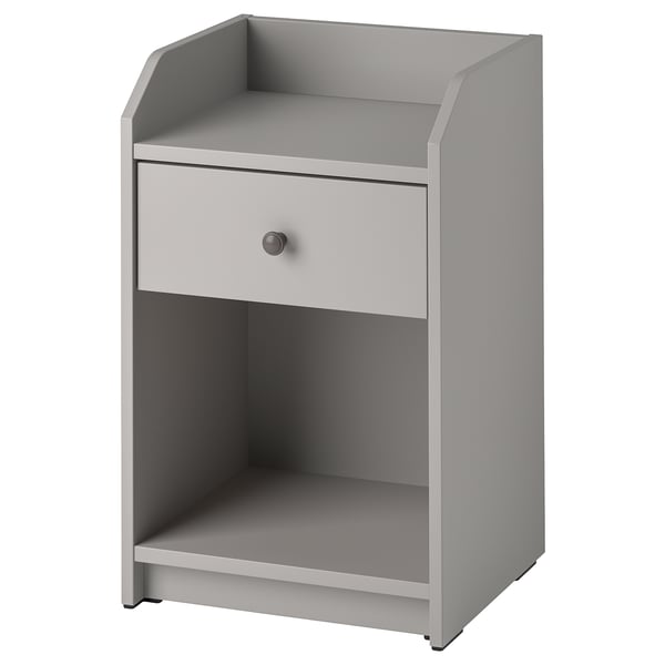 Uma mesa de cabeceira HAUGA cinza com uma gaveta e duas prateleiras abertas. É um design moderno e minimalista, adequado para várias configurações de quarto.
