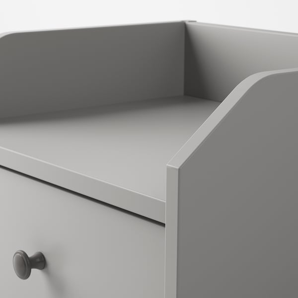 Mesa de cabeceira moderna em cinzento com gaveta elegante e prateleiras abertas, parte da gama HAUGA, acabamento de alta qualidade.