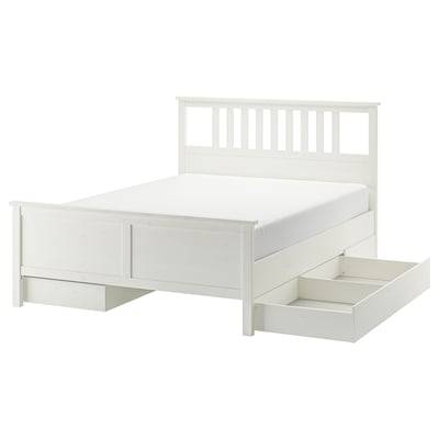 Uma cama HEMNES branca com gavetas de arrumação por baixo da cama com um design minimalista.