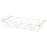 Um cesto metálico branco HJÄLPA com ganchos para pendurar. Sua forma retangular e design de malha permitem a circulação de ar.