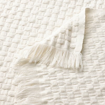 Manta de marfim Ikea HORNMAL com franjas, design de tecido de cesta texturizado, feita de poliéster reciclado.