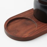 Bandeja de madeira com jarra, acabamento polido elegante, conjunto de cozinha.
