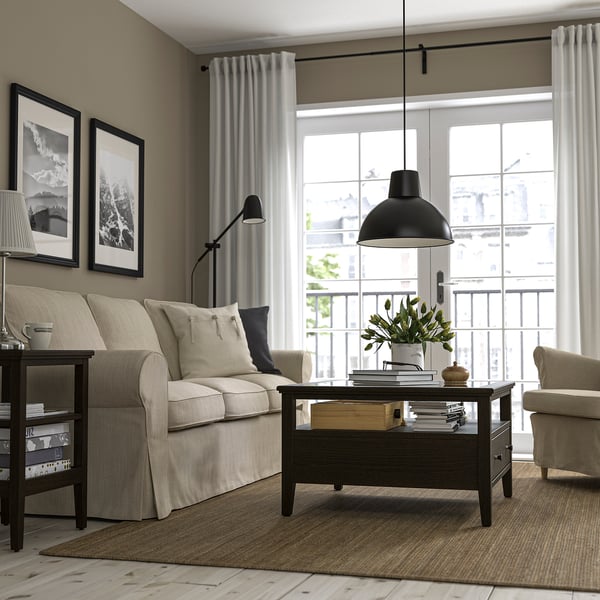Sala de estar moderna com mesa, sofá, luminária pendente, janela e cortinados IDANÄS.