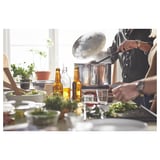 Casal cozinhando juntos na cozinha quente, ingredientes frescos.