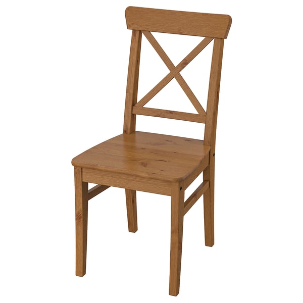 Uma cadeira INGOLF feita de madeira castanha clara com um design simples e clássico.