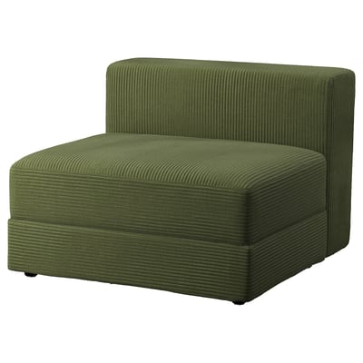 Um sofá secional ikea JÄTTEBO verde escuro com textura canelada e linhas simples. Tem um tecido de veludo cotelê grosso e confortável que é macio ao toque.