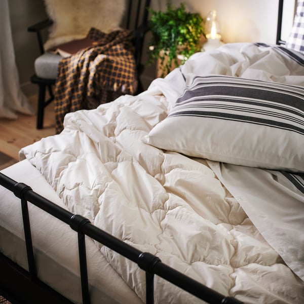 Edredão JÄTTEFRÄKEN , riscas brancas ou cinzentas, 100% algodão, encaixa-se perfeitamente numa cama grande, macia ou acolhedora.