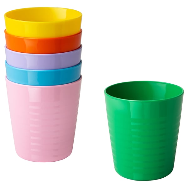 Seis copos plásticos coloridos em rosa, verde, azul, roxo, laranja e amarelo, empilhados para crianças.