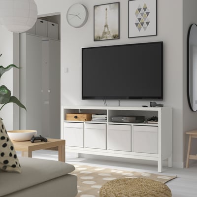 Sala de estar moderna com banco de tv branco KALLAX, tv de tela plana, sofá cinza, mesa de centro de madeira e arte decorativa na parede.