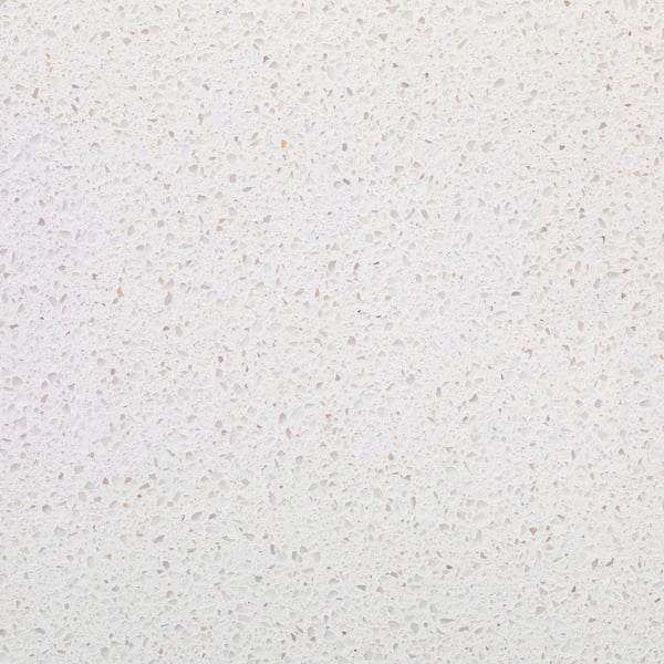 Close-up de uma bancada de quartzo branco lisa e de alta qualidade com manchas mínimas, refletindo durabilidade e limpeza.
