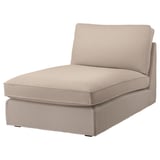 A chaise longue KIVIK bege com um design minimalista, com assento e encosto acolchoados para maior conforto, ideal para relaxar.