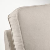 Grande plano da chaise longue KIVIK, mostrando tecido de alta qualidade e costuras detalhadas.