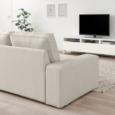 Sala de estar moderna com sofá KIVIK cinza claro, TV de tela plana grande em suporte branco, planta e arte abstrata na parede.