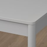 Close-up do canto da mesa moderno e de alta qualidade, design elegante, bordas suaves, acabamento elegante.