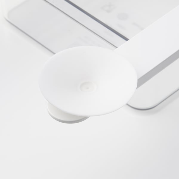 Caixa de armazenamento de plástico transparente com ventosas, projetada para caber sob as prateleiras da geladeira, mantendo o conteúdo visível e organizado.