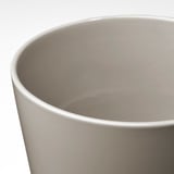 Um vaso liso e moderno com acabamento cinza claro e textura sutil, projetado para plantas.