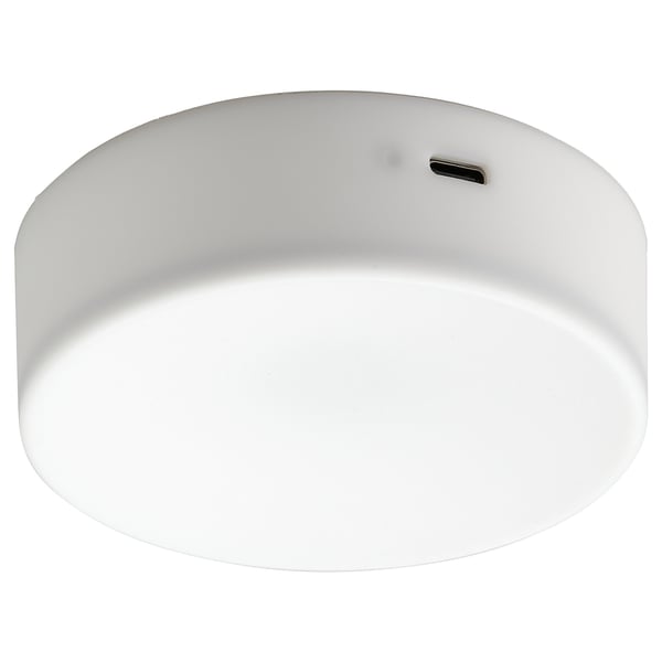 Uma luminária de teto circular branca KÖLVATTEN com porta de carregamento USB-C, projetada para armários ou armários.