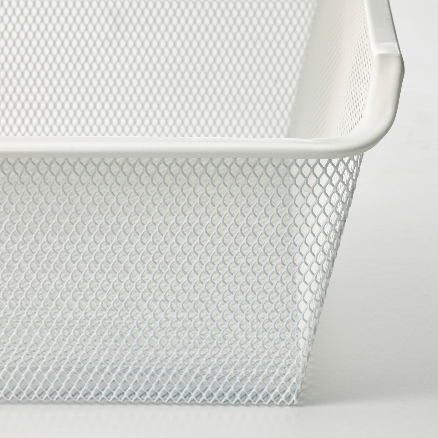 Cesto de armazenamento de malha branca com design perfurado, ideal para organização visível e circulação de ar.