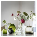 Conjunto de vasos KONSTFULL, verde e claro, vidro liso e texturizado, formas esféricas e cilíndricas, segura as flores lindamente.