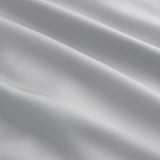 Capa de colcha cinza claro lisa e lustrosa exibindo tecido de liocel fino. Textura suave e convidativa, sugerindo conforto e qualidade.