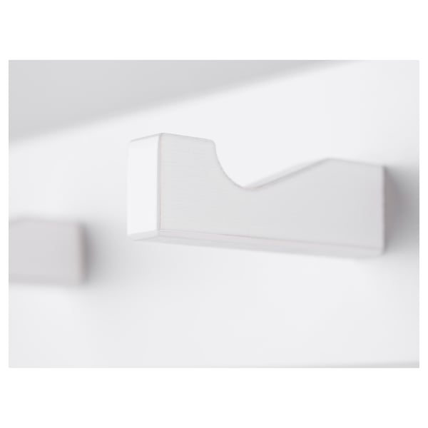 Cabide de parede branco minimalista, montado com segurança, ideal para organizar pequenos itens.