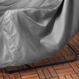 Capa de mesa externa resistente, cinza, à prova d'água, ajuste confortável, protegendo em condições climáticas adversas.