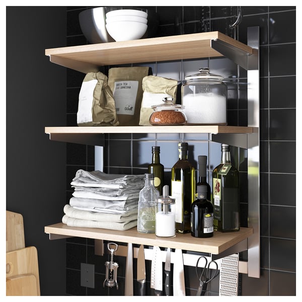 KUNGSFORS porta-facas magnético & prateleiras, preto, aço inoxidável, prateleiras de madeira, utensílios de cozinha e itens alimentares bem organizados.