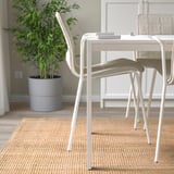 Cadeira minimalista moderna com apoio lombar, leve, empilhável e fácil de limpar.