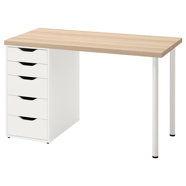 Uma secretária ikea LAGKAPTEN com tampo em madeira clara e módulo de arrumação branco com cinco gavetas. A secretária tem um design elegante e minimalista com pernas de metal.