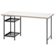 Mesa moderna de metal preto com tampo de madeira e prateleiras de armazenamento.
