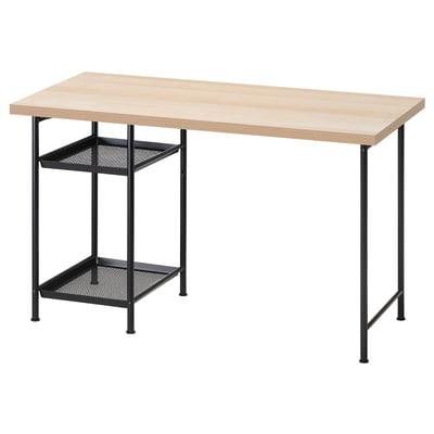 Uma secretária IKEA LAGKAPTEN com tampo de mesa de cor clara e pernas e prateleiras em metal preto. É um design elegante e moderno com duas prateleiras de malha para armazenamento.