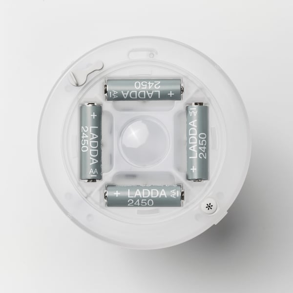 Quatro baterias ladda 2450 mah em um suporte circular, projetado para uma lâmpada portátil.