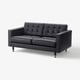 Sofá de couro preto com encosto e assento tufos, pernas de madeira, design moderno.