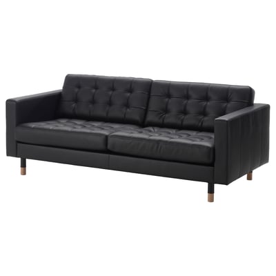 Sofá de três lugares em couro preto, design tufado, pernas de madeira.