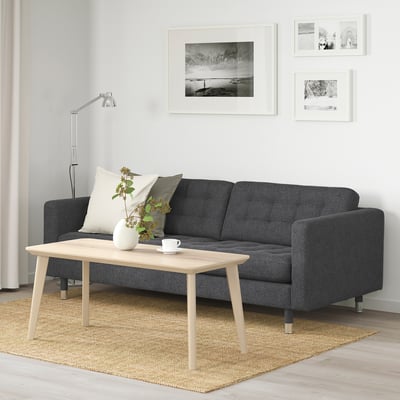Sala de estar com sofá LANDSKRONA, mesa de centro e arte de parede. O sofá acomoda vários lugares, tem um design moderno e elegante.