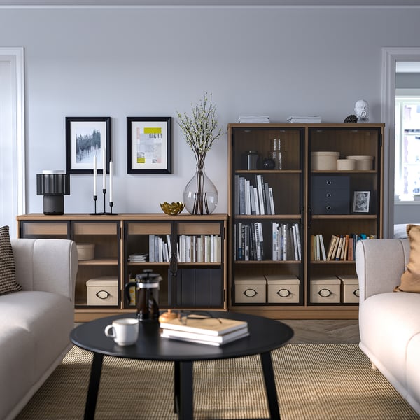 Sala de estar com aparador LASUSUND, sofás, mesa de centro, livros.