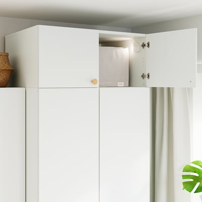 Armário branco com uma porta aberta que revela um recipiente branco no interior. Dobradiças de segurança visíveis, criadas pela LASTARE.