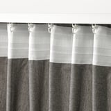Cortinas com fita de cabeçalho para fácil pendurar, permitindo privacidade enquanto deixa passar a luz do dia. Ganchos ao longo do topo para amarrações.