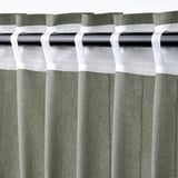 Cortinas verdes com abas brancas, deslizam para privacidade e luz.
